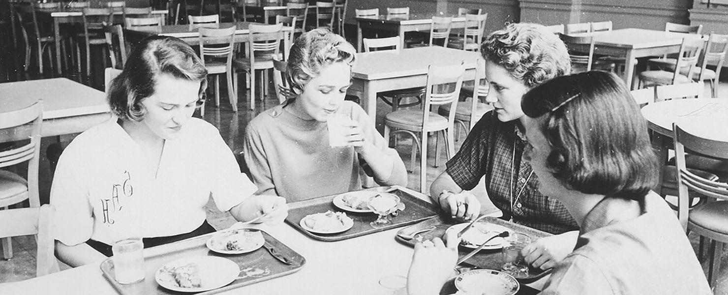 70年代，玛丽维尔的校友们在自助餐厅吃午餐
